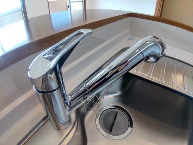 【水栓】新品キッチンの水栓金具はノズルが伸びてシンクのお手入れもラクラクです。水栓本体には浄水機能が内蔵されていて、おいしいお水をつくります。