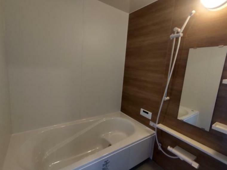 【リフォーム後写真:浴室】浴槽はLIXIL製のユニットバスに新品交換しました。