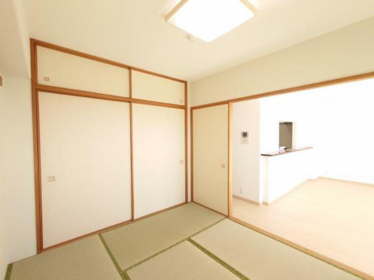 【リフォーム済】6帖和室の写真です。畳は表替え、ふすまは張り替えをしました。