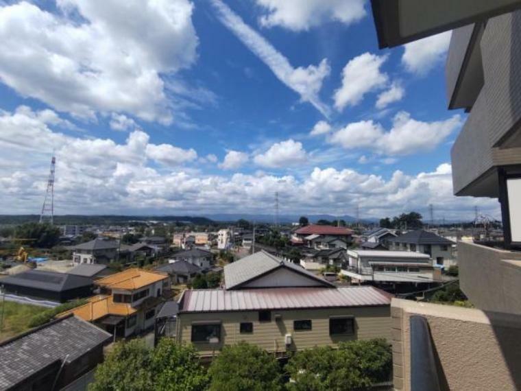 【リフォーム済】ベランダからの眺望です。天気のいい日には富士山が見えます。4階なので、車などの騒音も遠く感じられ日差しもたくさん入り込みます。