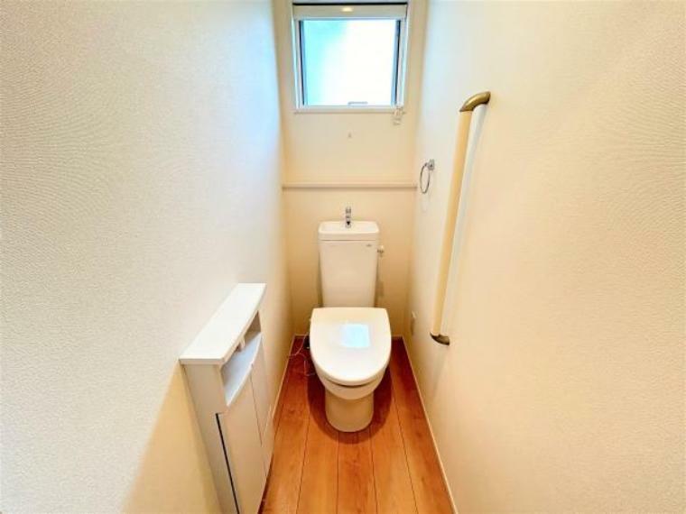 【リフォーム済】二階トイレの写真です。ハウスクリーニングを行いました。物件にトイレが二つございますので