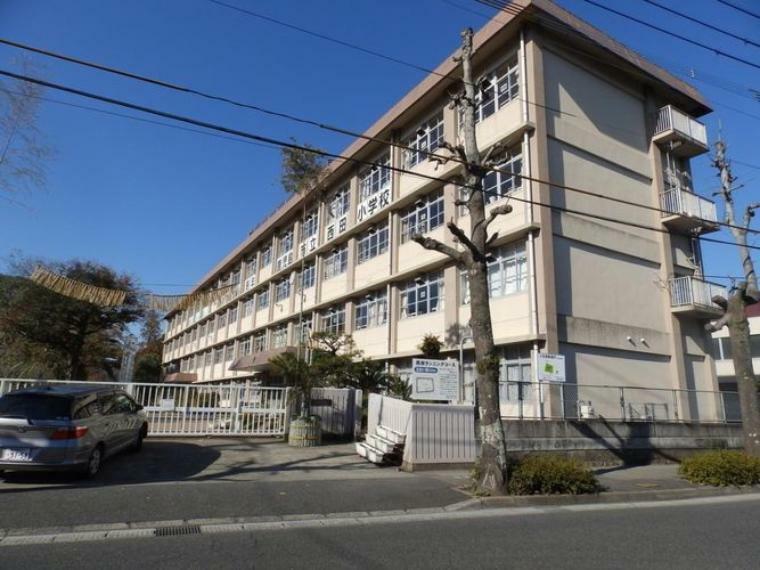 西田小学校【鹿児島市立西田小学校】は、薬師2丁目に位置する1875年創立の小学校です。令和3年度の生徒数は591人で、25クラスあります。校訓は「強く　正しく　美（うるわ）しく」です。