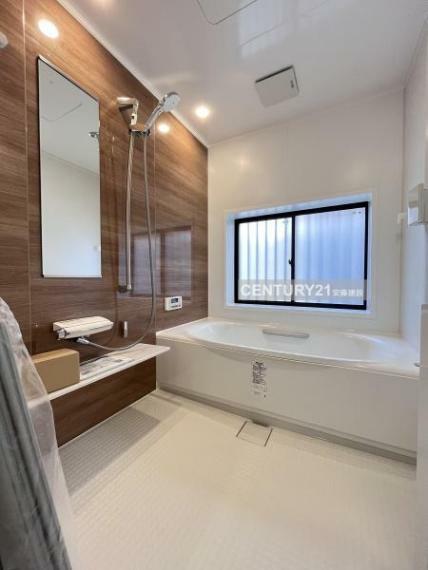 【　浴室　/　Bathroom　】<BR/>落ち着いたカラーのアクセントパネルで優雅な空間を演出したシステムバス。<BR/>浴室はゆとりあるサイズ！