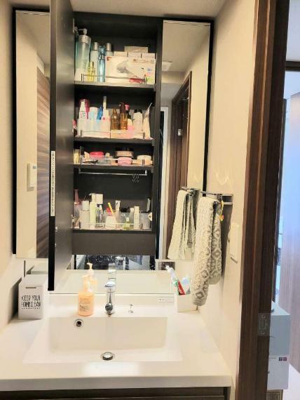 洗面化粧台収納。洗面化粧台の鏡の裏側が収納になっていて化粧品やケア用品の収納に便利です