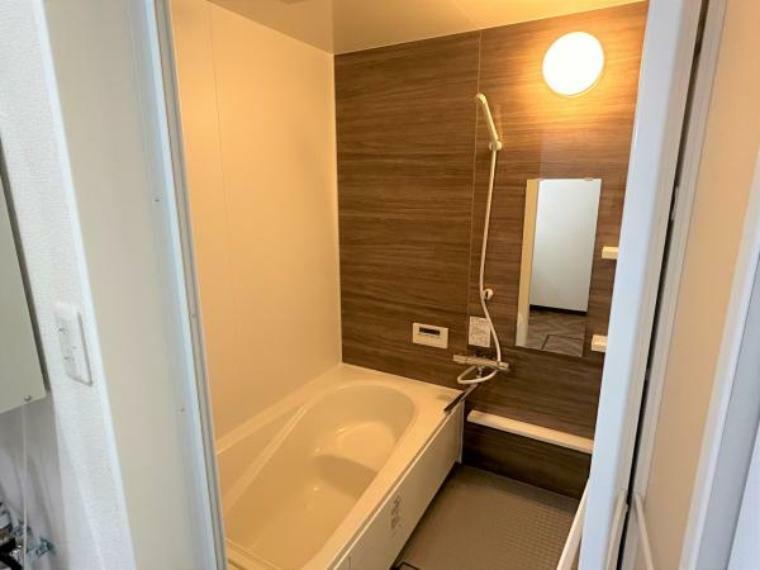 【浴室】LIXIL製の新品のユニットバスに交換しました。足を伸ばせる1坪サイズの広々とした浴槽で、1日の疲れをゆっくり癒すことができますよ。
