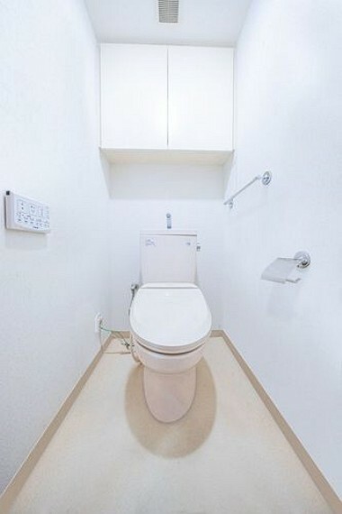 トイレには小物類の収納に便利な吊戸棚があります。※画像はCGにより家具等の削除、床・壁紙等を加工した空室イメージです。