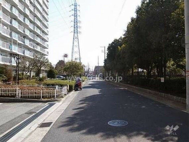 敷地の南側には道を挟んで『上田西公園』が広がっています。