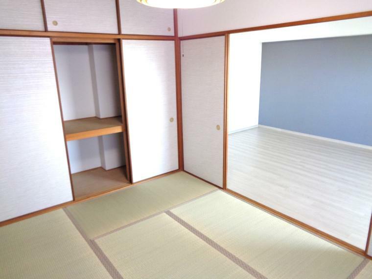 約10.5帖のリビング横にある和室です。やっぱり畳があるのはいいですね！