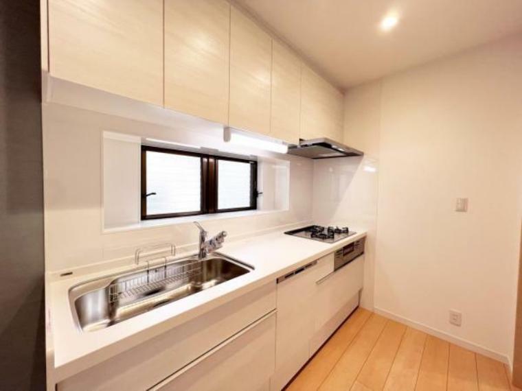 作業スペースが広く家事動線をゆったりと確保できるキッチン。小窓があり、換気ができます。