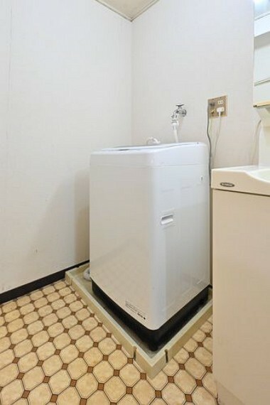 洗面室内に洗濯機置場があります。