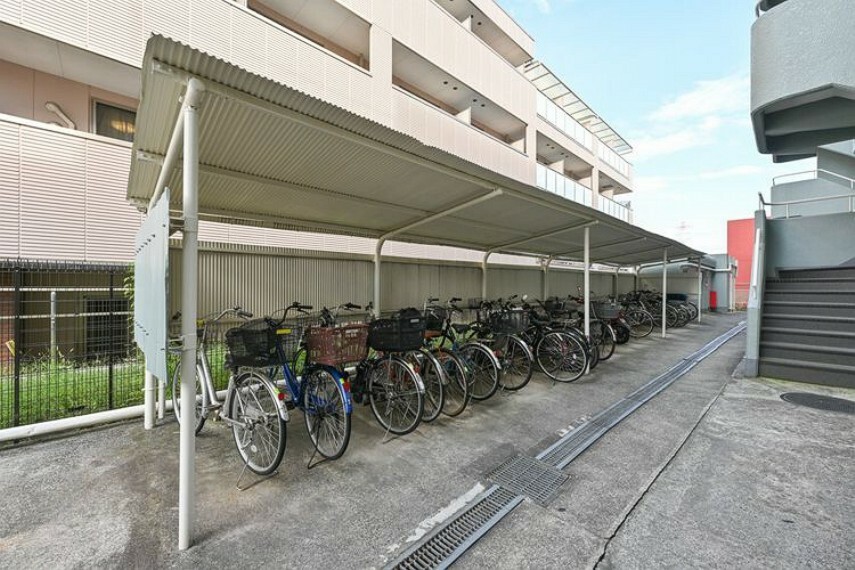 自転車置場。屋根付で自転車の劣化を防ぎます。