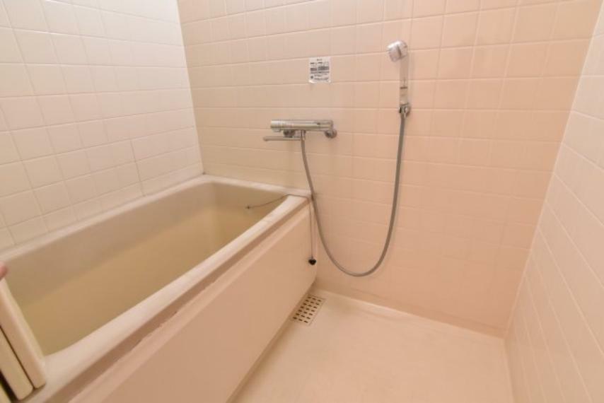 清潔感のある白を基調とした浴室（3LDK側）