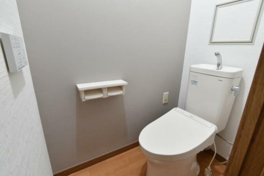 白を基調とした清潔感のあるトイレです。（3LDK側）
