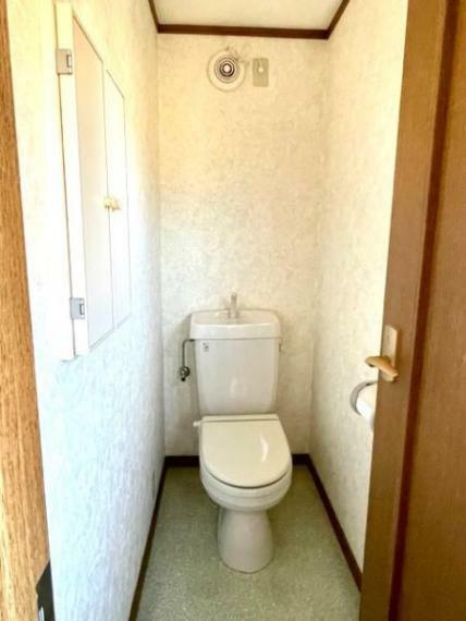 トイレです。収納があるので便利です。