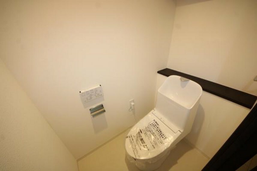 シンプルなデザインのトイレ。飾りつけも楽しめます