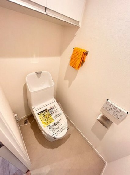 そのゆったりとした空間には洗練されたデザインのウォシュレット付きトイレを装備