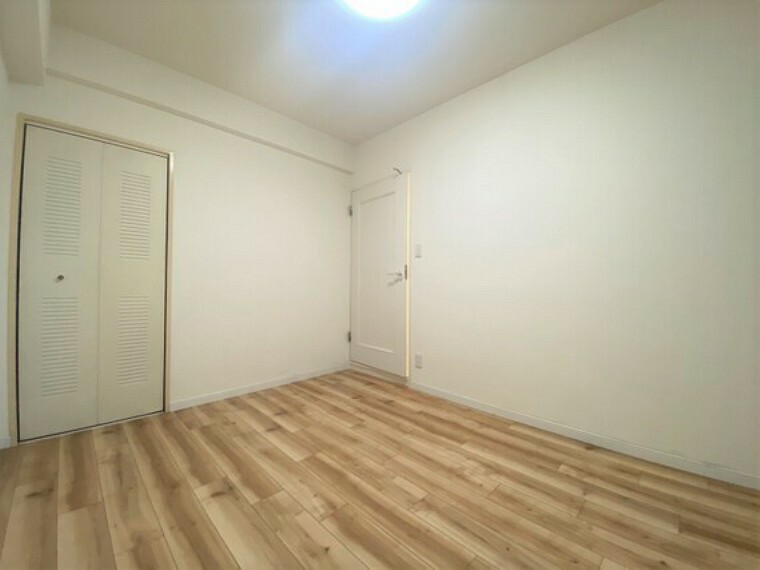（洋室）飽きのこないナチュラルカラーの床にホワイトの壁紙は、色褪せることのない心地良さを作ります。（2023年09月撮影）
