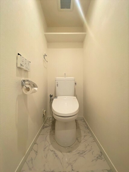 （トイレ）清潔感溢れる空間です。上部に収納もついておりますので、とても便利です。（2023年10月撮影）
