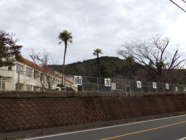 南方小学校【鹿児島市立南方小学校】は、川田町に位置する1982年創立の小学校です。令和3年度の生徒数は59人で、8クラスあります。校訓は「至誠一貫　喜び勇んでことをなし　最後までがんばる　～　※一
