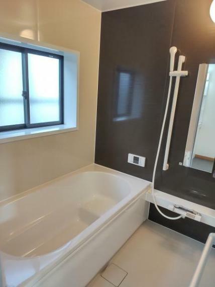 【リフォーム済】浴室は新品のユニットバスに交換しました。足を伸ばせる1坪サイズの広々とした浴槽で、1日の疲れをゆっくり癒すことができますよ。