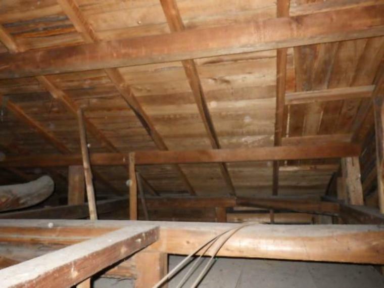 屋根裏に雨漏れ跡や木材の腐食等が無いか確認してリフォームしております