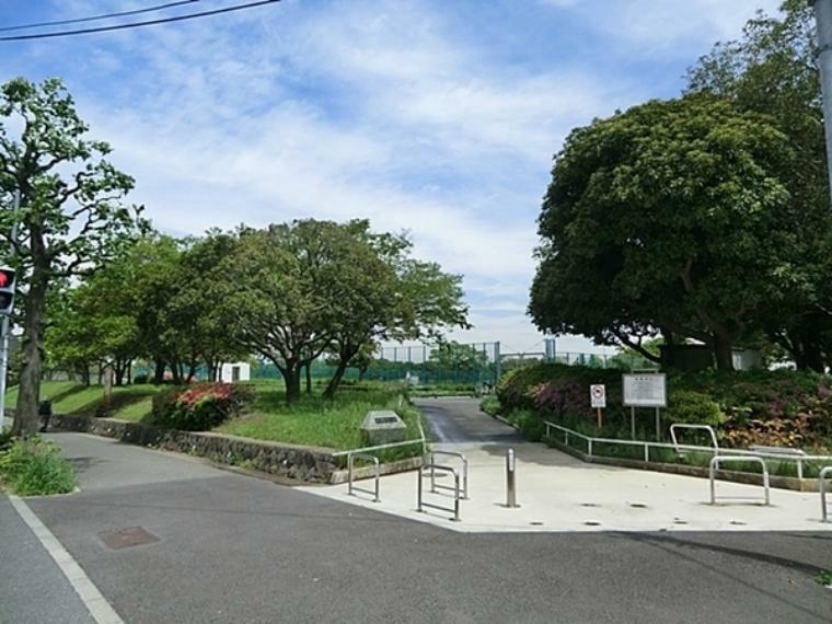 洋光台南公園 子どもの遊び場、運動広場、少年野球場、プールがある綺麗な公園。大人用健康遊具、おむつ交換スペースあり。