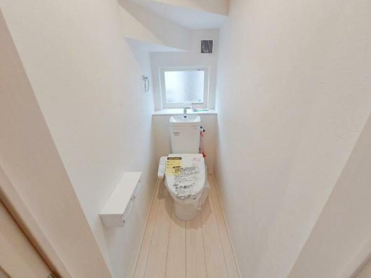 1階にあるスッキリとした温水洗浄便座トイレです。お手入れやお掃除が簡単にできるシンプルなデザインです。