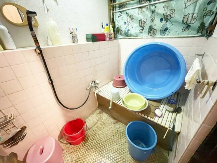 全面をピンクで統一した落ち着きのある大人の空間の浴室。落ち着いた色合いとすることでゆったりとした落ち着いた雰囲気になります。また、水垢汚れを早期に見つけることができます。