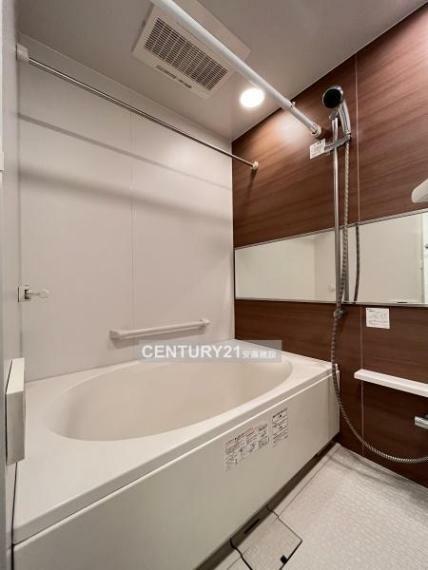 【　浴室　/　Bathroom　】<BR/>ホテルのような上質なデザインのシステムバス。<BR/>ホスクリーン・浴室乾燥が備わっており、雨の日でも室内部屋干し可能