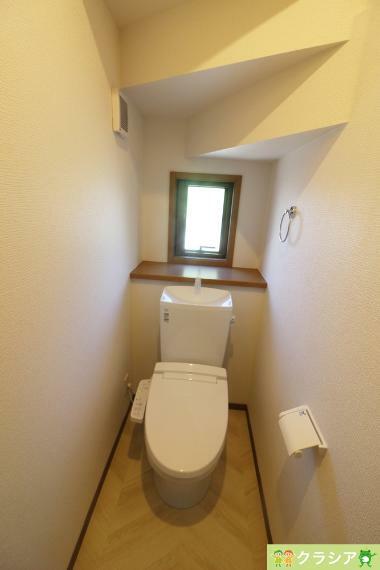 天井の高さがしっかりとれているので圧迫感のない1階トイレです（2024年1月撮影）天井の高さがしっかりとれているので圧迫感のない1階トイレです（2024年1月撮影）