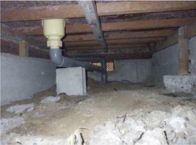 【床下写真】中古住宅の3大リスクである、雨漏り、主要構造部分の欠陥や腐食、給排水管の漏水や故障を2年間保証します。その前提で屋根裏まで確認の上でリフォームし、シロアリの被害調査と防除工事もおこないます。