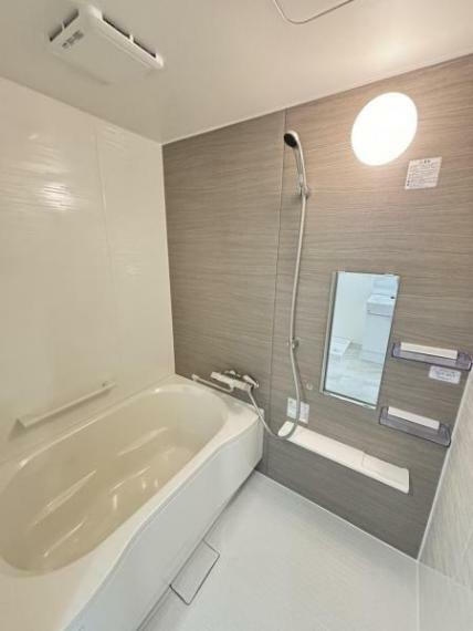 【リフォーム済/ユニットバス】浴室はハウステック製の新品のユニットバスに交換しました。浴槽には滑り止めの凹凸があり、床は濡れた状態でも滑りにくい加工がされている安心設計です。