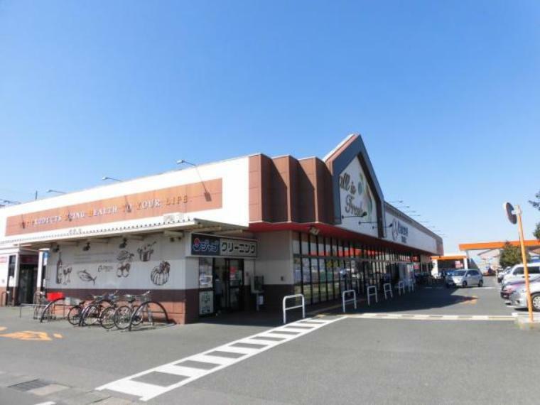 【周辺環境/スーパー】遠鉄ストア富塚店まで約1.5km。毎日のお買い物に便利な距離ですね。