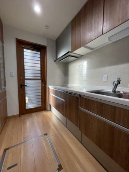 スタイリッシュなデザインのキッチン回り  収納も豊富で、綺麗な空間を保てますね！