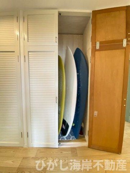 リフォームしてサーフィン板が入るようになった収納スペース