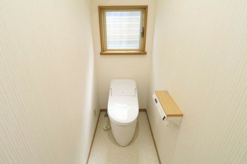 【トイレ】トイレはタンクレストイレとなっており、スッキリとした空間！