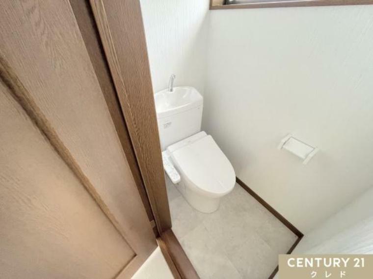 お住まいには2カ所にトイレがあります。<BR/>1日に何度も使うトイレは白をベースにしたシンプルな造り。1階も2階もリフォームでウォシュレット機能付きの物に交換してあります。