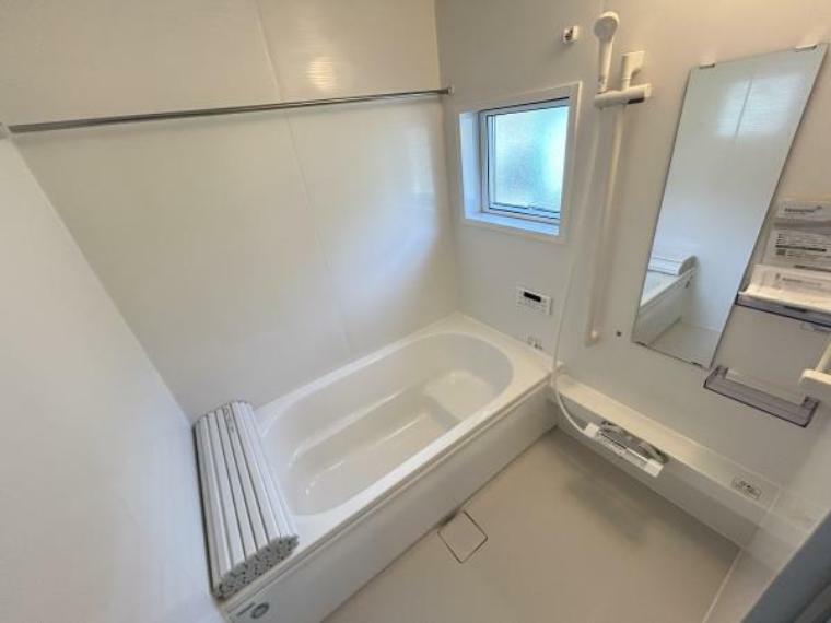 【リフォーム済】浴室の写真です。ハウステック社製の1坪タイプのユニットバスに新品交換しました。ラウンドタイプのため、半身浴などにもご利用いただけるステップ付きです。