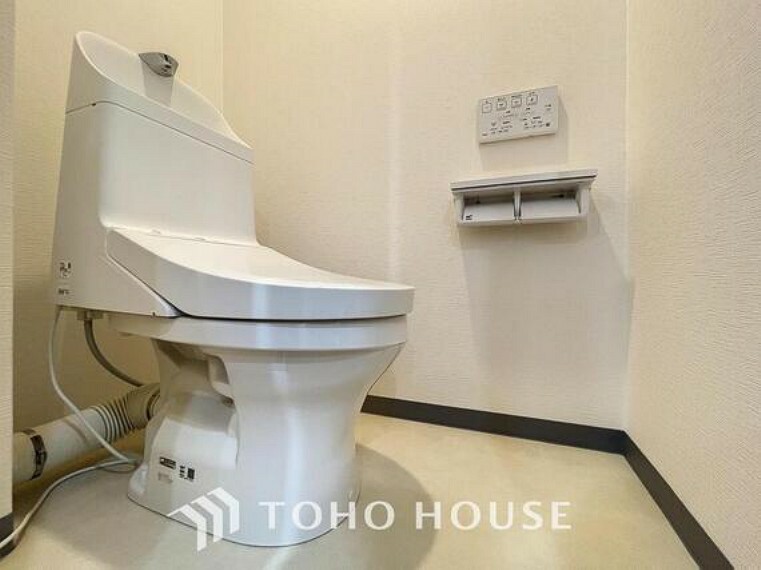 「リフォーム済・トイレ」トイレは快適な温水洗浄便座付です。清潔感のあるホワイトで統一しました。