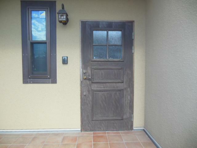 木調の玄関ドア