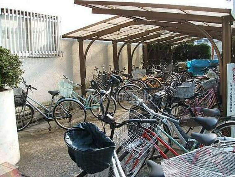 【駐輪場】屋根付きの駐輪場です。自転車が雨ざらしになることはないので、安心です。