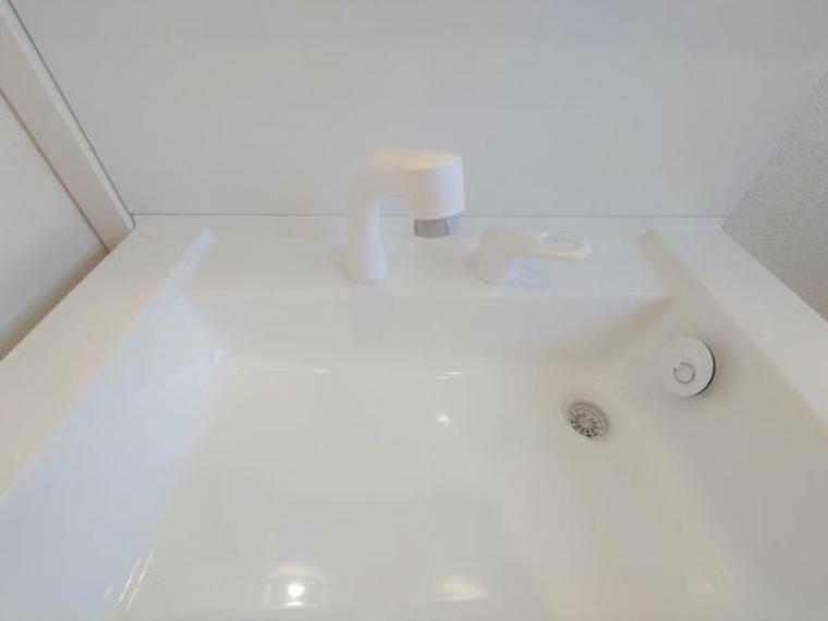 洗面台の洗面ボウルの写真です。スペースが広いため、洗髪にご使用出来たり、洗濯物の手洗いにもご使用いただけます。、