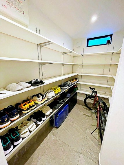 【シューズインクローク】大きなシューズインクロークには自転車なども置ける十分なスペースがあります。たくさんの靴を置いても問題なさそうですね。