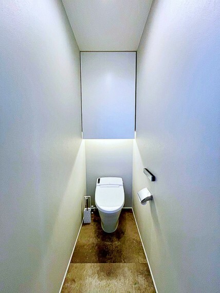 【2階トイレ】間接照明が高級感を漂わせます。（各階にトイレ）
