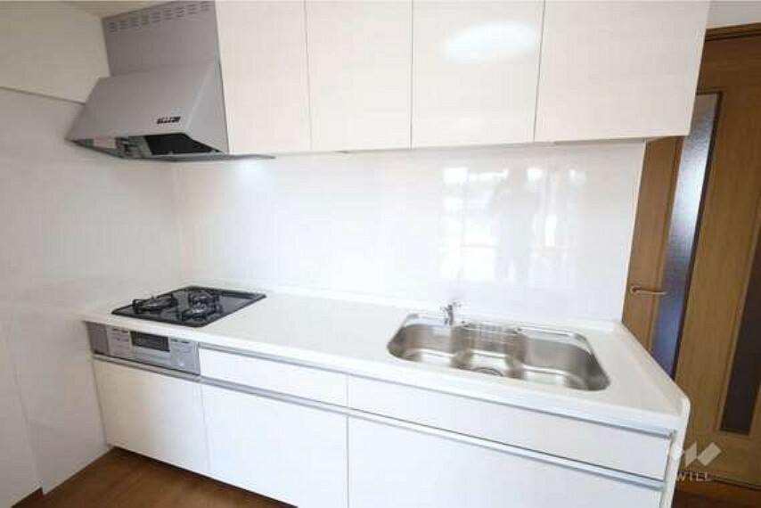 システムキッチン。白を基調としておりスッキリとしたデザイン。吊戸棚もあり収納充実です。