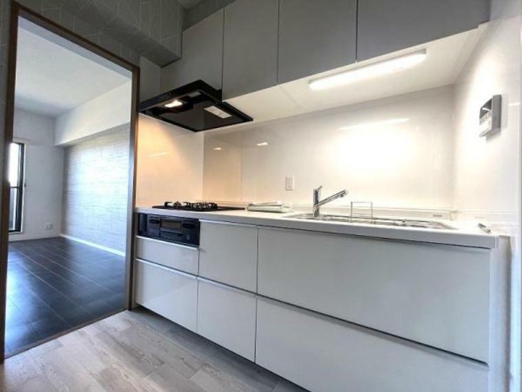 白を基調とした清潔感溢れるキッチン<BR/>吊戸棚も完備で、使用頻度の少ない調理器具も整理できます