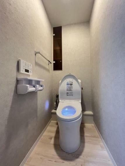清潔感溢れるトイレは新規にオートトイレに交換！自動開閉でスムーズにお使いいただけます<BR/>手洗い台は嬉しい設備ですね