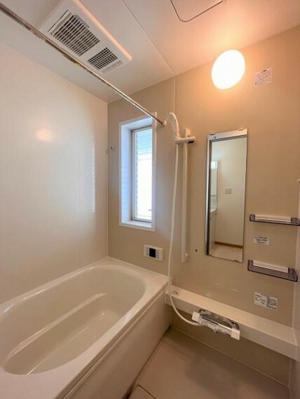 【リフォーム済】浴室の写真です。浴室はハウステック製、新品のユニットバスに交換しました。新しいユニットバスでゆっくり疲れを癒してください。