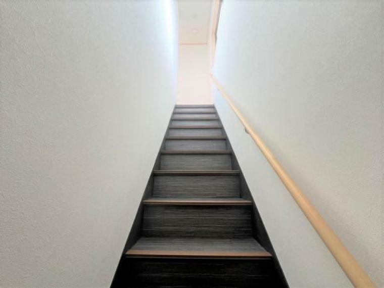 【リフォーム済み】階段はフロアタイルを設置し清潔感のある階段に仕上がりました。手すりもあり、ケガの防止にもなりますね。