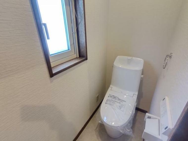 【リフォーム後】トイレは便器ごと新品交換しました。クロス、照明も新品交換致しました。